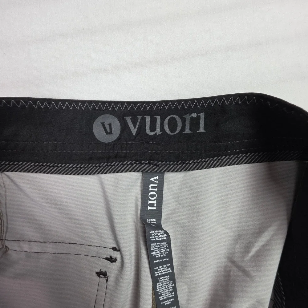 Vuori Cruise Boardshorts Mens 30 Grey Stripe V314 Recycled Stretch Swim Trunks
